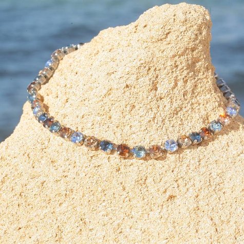 Silbernes Collier mit Kristallen in blau braun