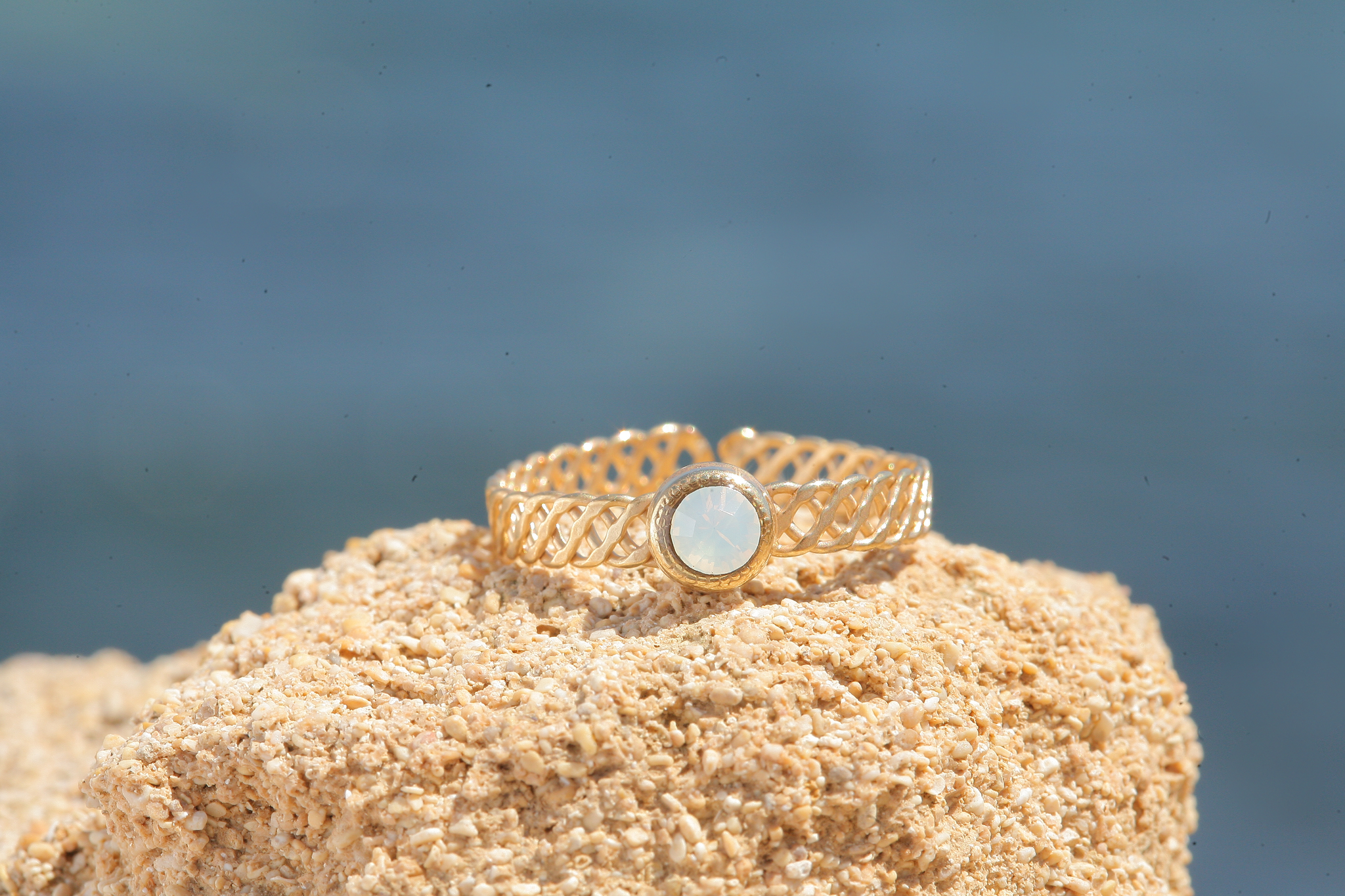Zierlicher goldener Ring in white opal