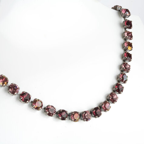 Silbernes  Collier mit Kristallen in einem Beeren mix