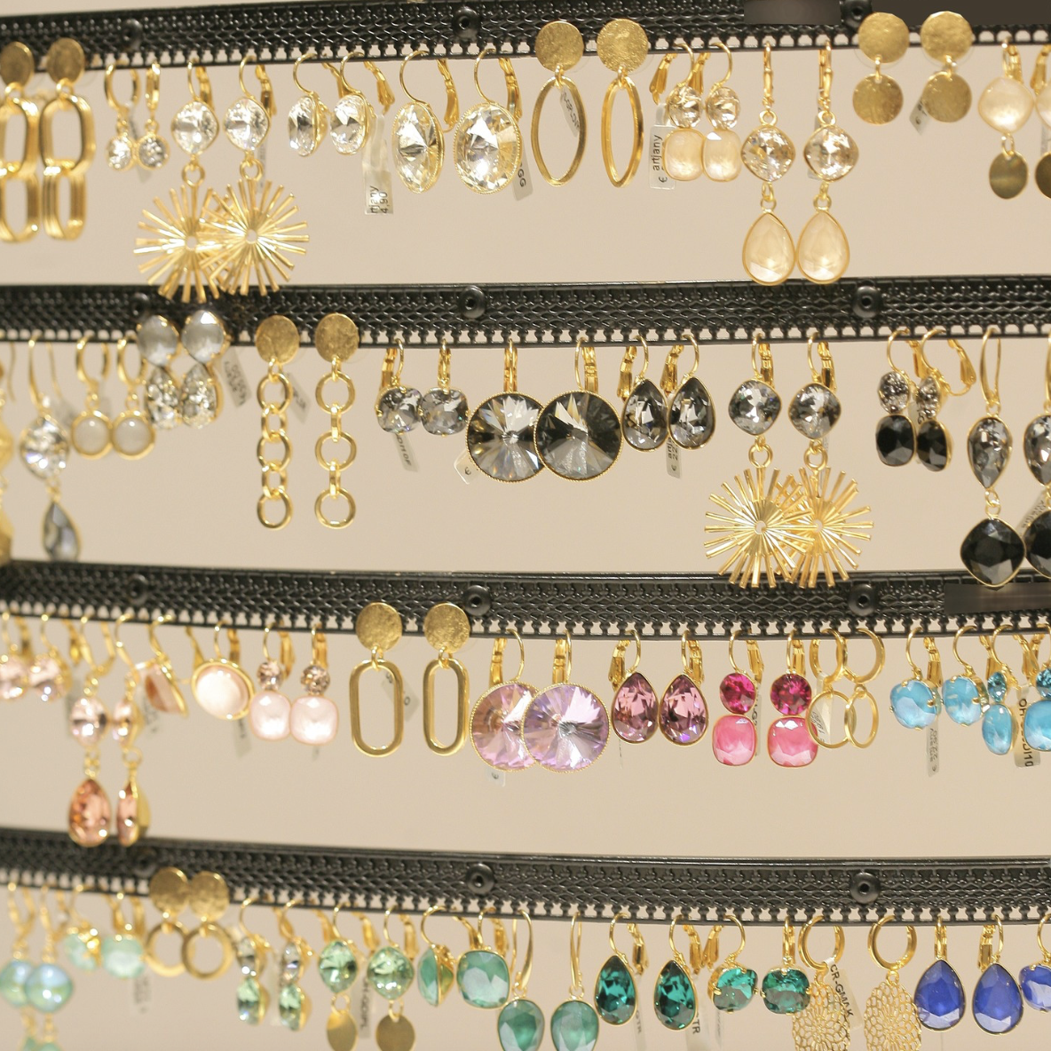 Ohrringe mit geschliffenen Kristallen & Cabochons