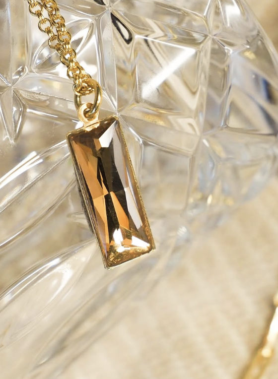 Goldene Anhänger mit KRISTALLEN