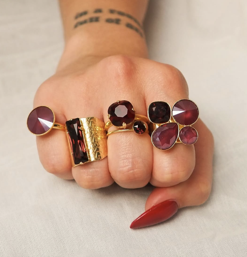 Goldene Ringe mit geschliffenen KRISTALLEN