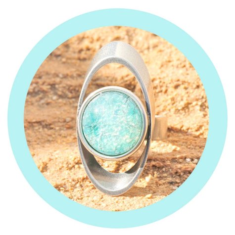 artjany Ring mit einem Cabochon in mint patina