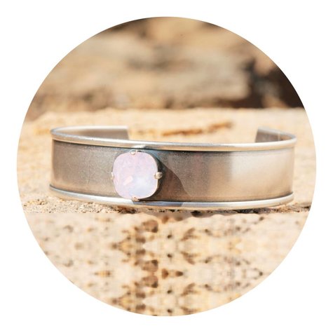 artjany Armreif mit einem crystal in rose water opal