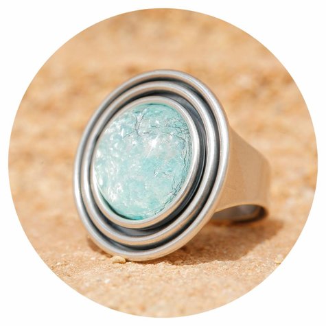 artjany Ring mit einem Cabochon in mint patina