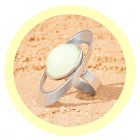 artjany Ring mit einem Cabochon in lemon opal