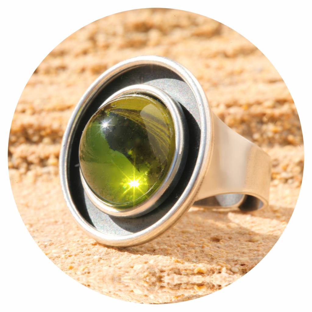Ring mit einem Cabochon in olivine