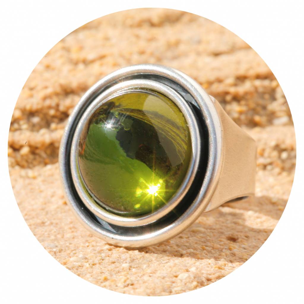 artjany Ring mit einem Cabochon in olivine