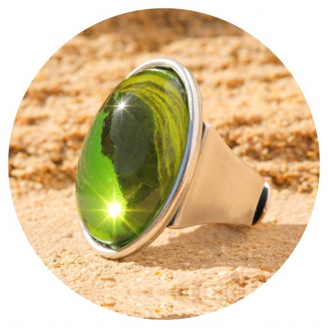 artjany Ring mit einem Cabochon in olivine