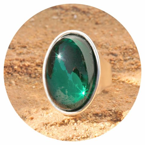 artjany Ring mit einem Cabochon in emerald