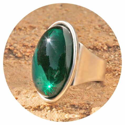 artjany Ring mit einem Cabochon in emerald