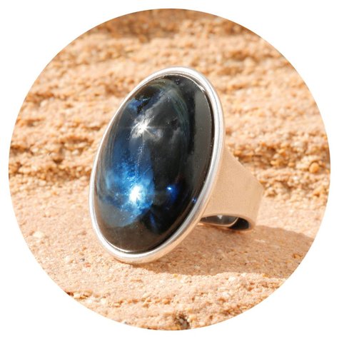 artjany Ring mit einem Cabochon in montana