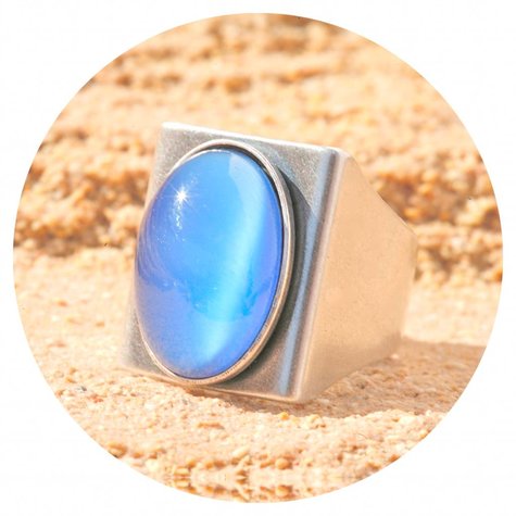 artjany Ring mit einem Cabochon in seidenblau