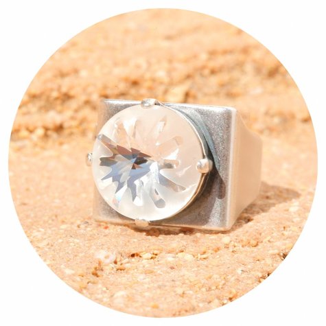 artjany Ring mit einem crystal designed by Celine Costeau - Copy