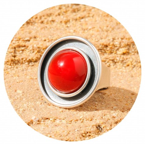 Ring mit einem Cabochon in coral red