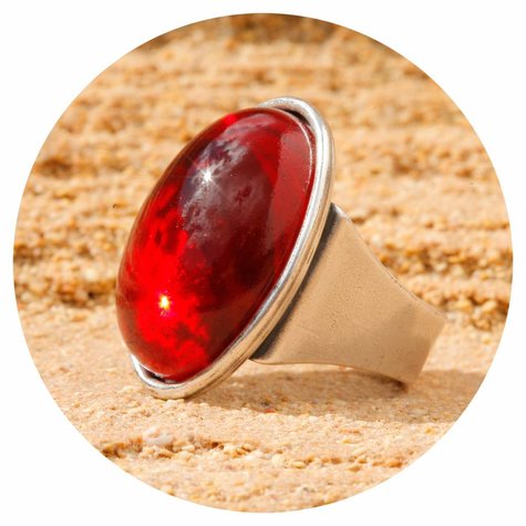 artjany Ring mit einem Cabochon in rot