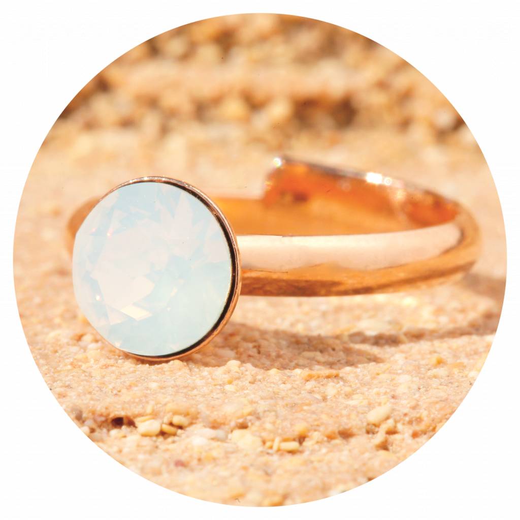 artjany Ring mit einem crystal in white opal