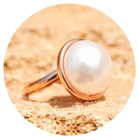 artjany vergoldeter Ring mit einer Perle in weiss