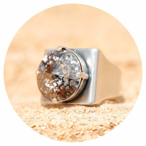 artjany Ring mit einem crystal in black patina