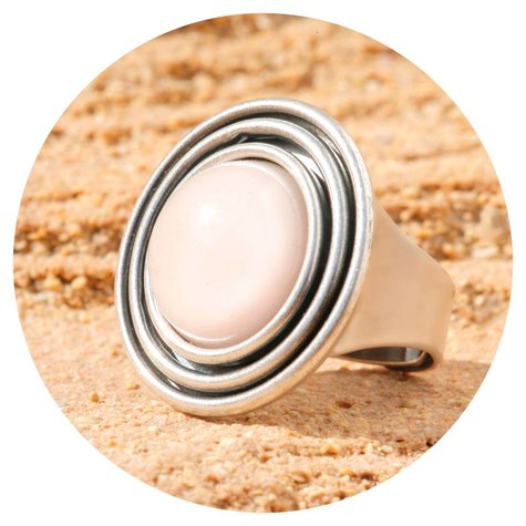 artjany Ring mit einem Cabochon in nude