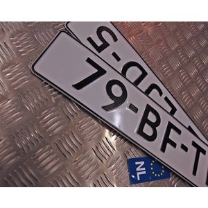 Witte kentekenplaat reflectie