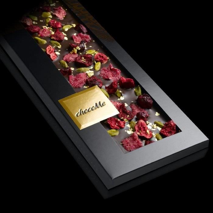 - ENTRÉE | Valrhona dunkle Schokolade 70% mit Pistazien aus Bronte, gefriergetrocknete Sauerkirsch-Stücke, kandierte Rosenblätter und 23 Karat Goldflocken, 110g