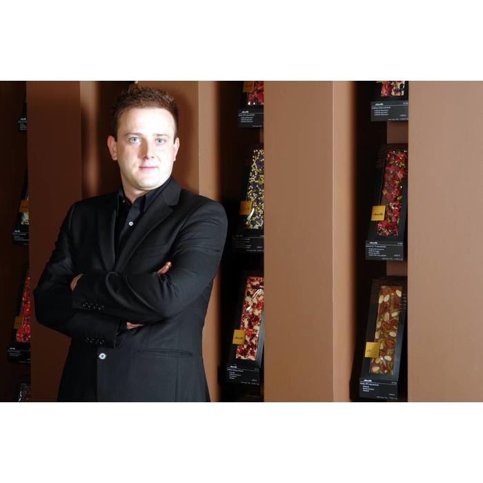 - ENTRÉE | Valhrona 32% blonde Schokolade mit Schwarzes Salz, Pecannüsse, Caschewnüsse, 110g