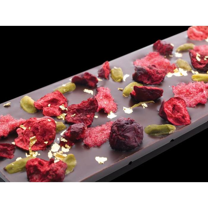 - ENTRÉE | Valrhona dunkle Schokolade 70% mit Pistazien aus Bronte, gefriergetrocknete Sauerkirsch-Stücke, kandierte Rosenblätter und 23 Karat Goldflocken, 110g