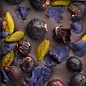 - ENTRÉE | SYRAH II | Valrhona dunkle Schokolade 66% mit Pistazien aus Bronte, kandierte Veilchen und gefriergetrocknete Schwarze Johannisbeere, 100g