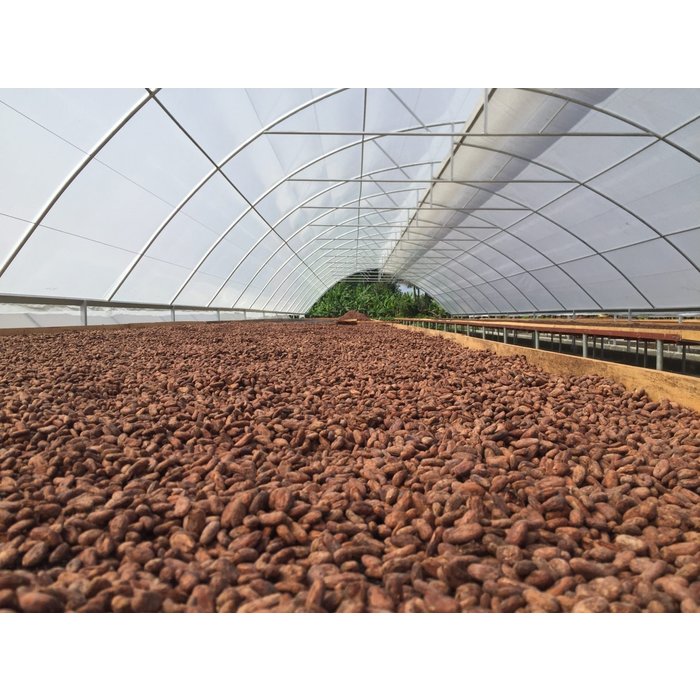 - Edle Herkunftsschokolade aus der Dominikanischen Republik mit 57 % Kakaoanteil, verfeinert mit gerösteten Macadamianüssen und einer feinen Prise Meersalz