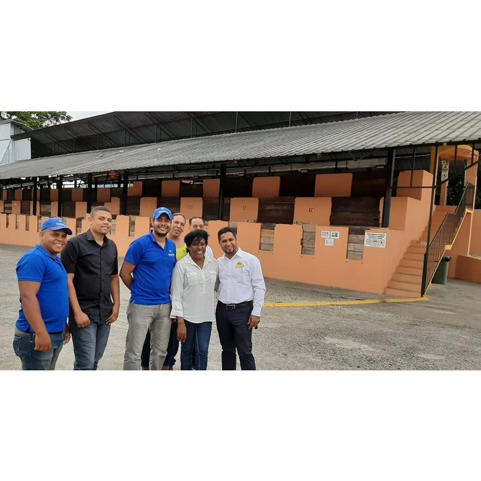 - Edle Herkunftsschokolade aus der Dominikanischen Republik mit 57 % Kakaoanteil, verfeinert mit gerösteten Macadamianüssen und einer feinen Prise Meersalz