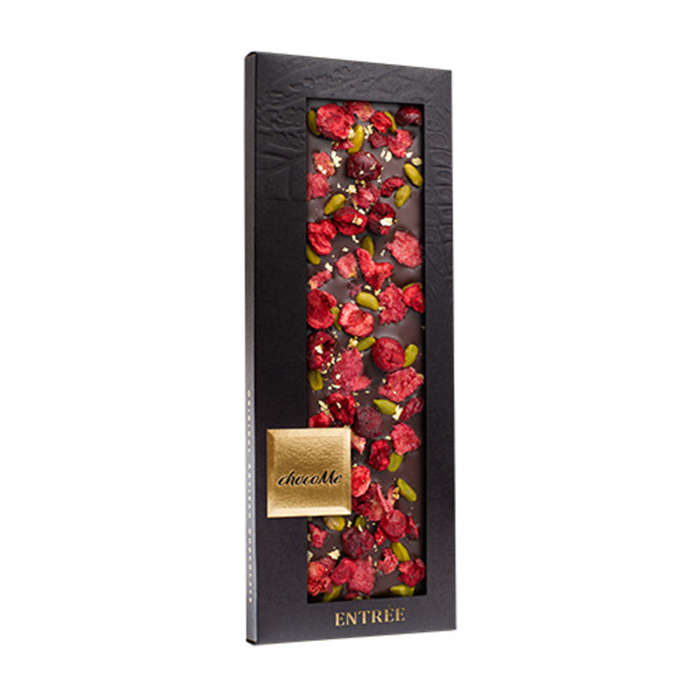 - ENTRÉE | Valrhona dunkle Schokolade 70% mit Pistazien aus Bronte, gefriergetrocknete Sauerkirsch-Stücke, kandierte Rosenblätter und 23 Karat Goldflocken, 110g