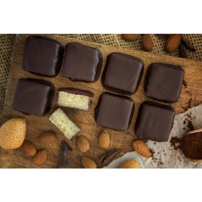 - SUMARA 8er Marzipan-Konfektwürfel mit Zartbitterschokolade 58 % Kakao – handgefertigte Stralsunder Marzipan-Spezialität, 100 g