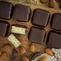 - SUMARA 8er Marzipan-Konfektwürfel mit Zartbitterschokolade 58 % Kakao – handgefertigte Stralsunder Marzipan-Spezialität, 100 g