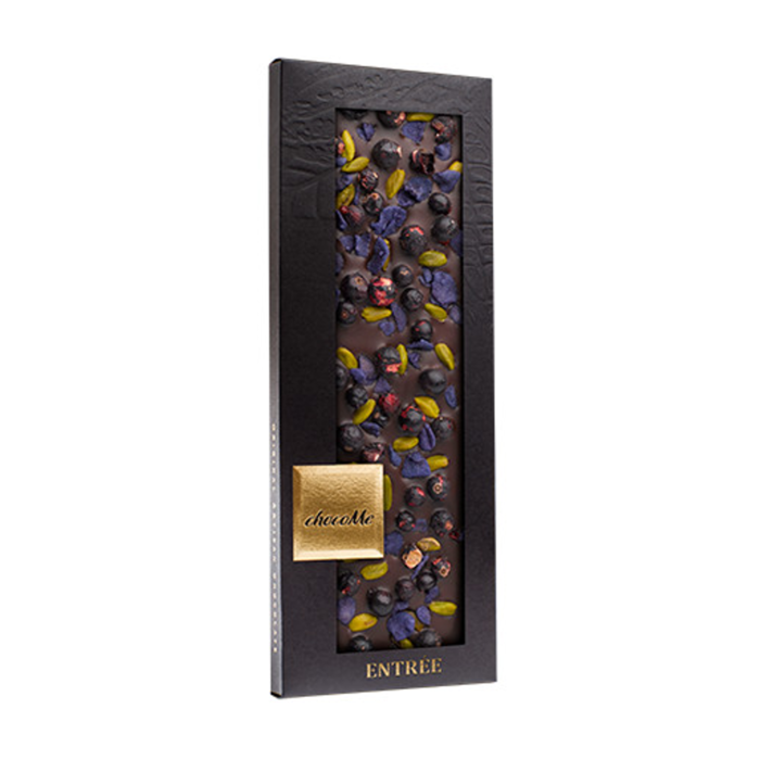 - B2B ENTRÉE | SYRAH II | Valrhona dunkle Schokolade 70% mit Pistazien aus Bronte, kandierte Veilchen und gefriergetrocknete Schwarze Johannisbeere, 110g
