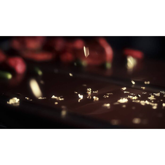 - B2B ENTRÉE | Milchschokolade 40% mit gefriergetrocknete Erdbeerscheiben, ganze Himbeere und 23 Karat Goldflocken, 110g