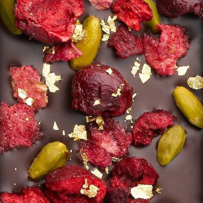 - B2B ENTRÉE | Valrhona dunkle Schokolade 66% mit Pistazien aus Bronte, gefriergetrocknete Sauerkirsch-Stücke, kandierte Rosenblätter und 23 Karat Goldflocken, 110g