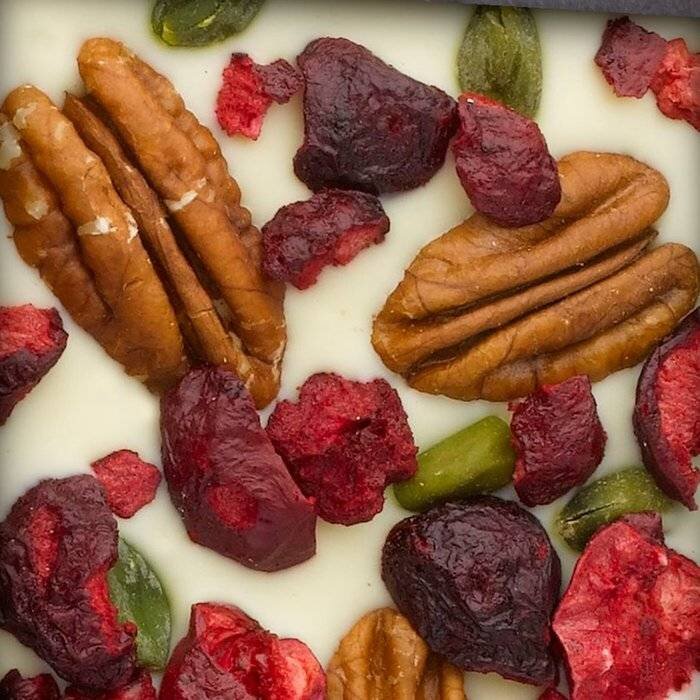 - B2B CARRÉ | Weiße Schokolade mit Pecanüsse, Pistazien aus Bronte, gefriergetrocknete Sauerkirsch-Stücke, 50g