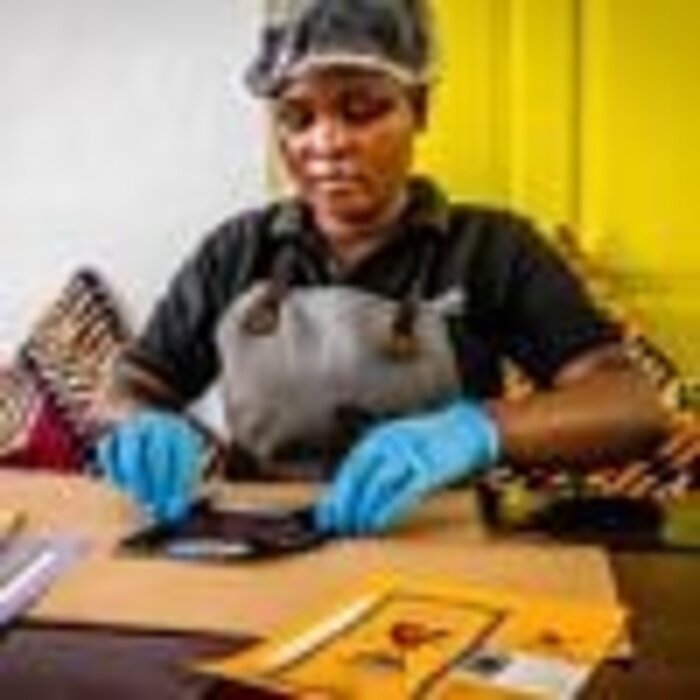 - Herkunftsschokolade aus Uganda mit 64 % Kakaoanteil – Schokolade der Marke Latitude mit fruchtigem Charakter