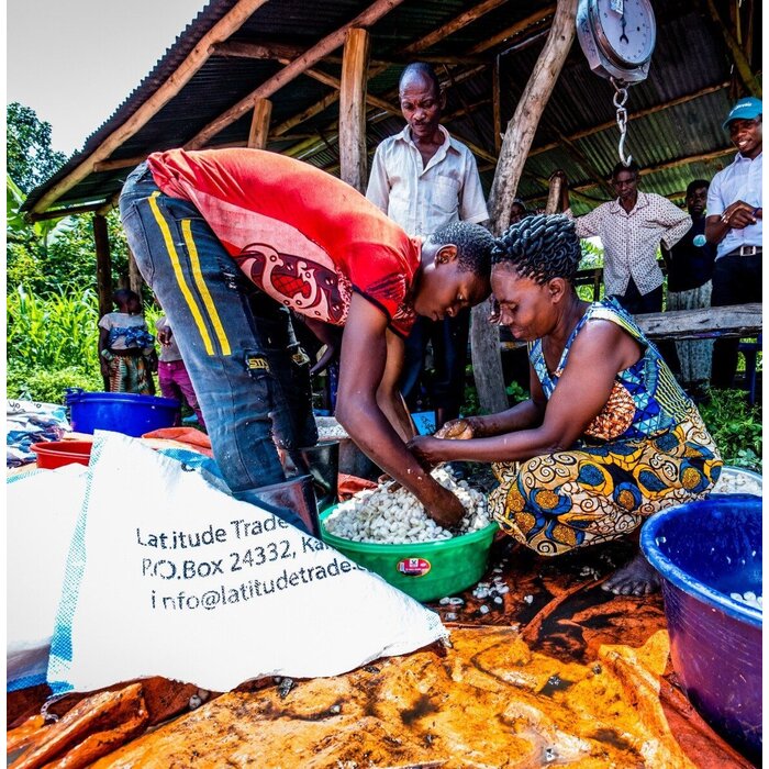 - Herkunftsschokolade aus Uganda mit 64 % Kakaoanteil – Schokolade der Marke Latitude mit fruchtigem Charakter