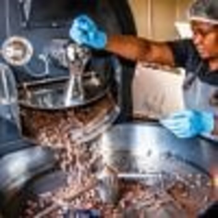 - Herkunftsschokolade aus Uganda mit 64 % Kakaoanteil – Schokolade der Marke Latitude mit fruchtigem Charakter