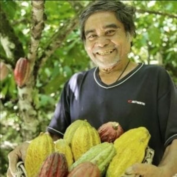 - Philippinen – Dunkle Schokolade mit 60 % Kakao, grünen Bananenchips & rosa Salz