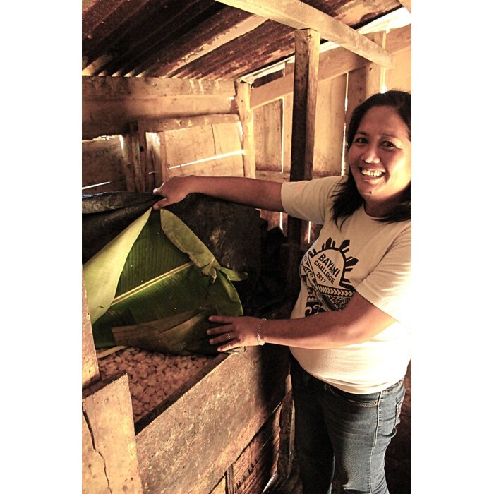 - Philippinen – Dunkle Schokolade 65 % mit schwarzem Sesam, Cashew- und Pili-Nüssen