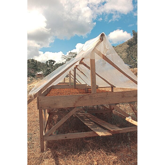 - Philippinen – Dunkle Schokolade 65 % mit schwarzem Sesam, Cashew- und Pili-Nüssen