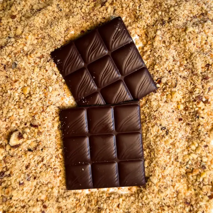 - Deutsche Bio-Dattelschokolade Dark Nougat – dunkle Schokolade mit cremiger Nougatfüllung (ca. 65 % Kakao)