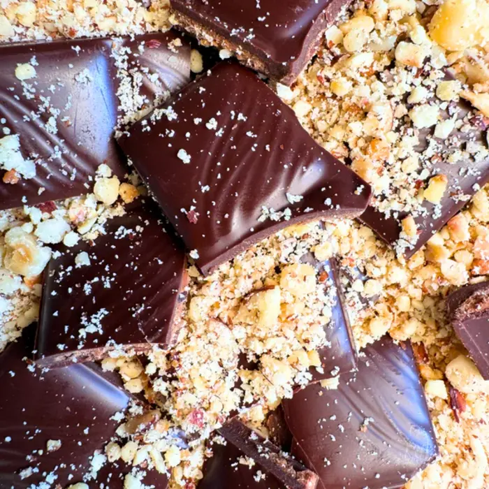 - Deutsche Bio-Dattelschokolade Dark Nougat – dunkle Schokolade mit cremiger Nougatfüllung (ca. 65 % Kakao)