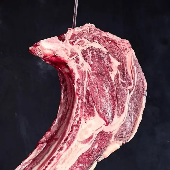 - Naïve Dry-Aged Beef 62 % – Dunkle Milchschokolade aus Litauen mit Rindfleisch & Preiselbeeren
