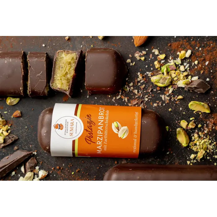 - SUMARA Stralsunder Marzipanbrot Pistazie mit Zartbitterschokolade – Marzipan mit 70 % kalifornischen Mandeln und feiner Pistaziennote, handgefertigt, 60 g