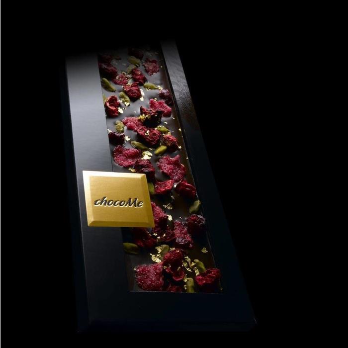 - ENTRÉE | Valrhona dunkle Schokolade 70% mit Pistazien aus Bronte, gefriergetrocknete Sauerkirsch-Stücke, kandierte Rosenblätter und 23 Karat Goldflocken, 110g