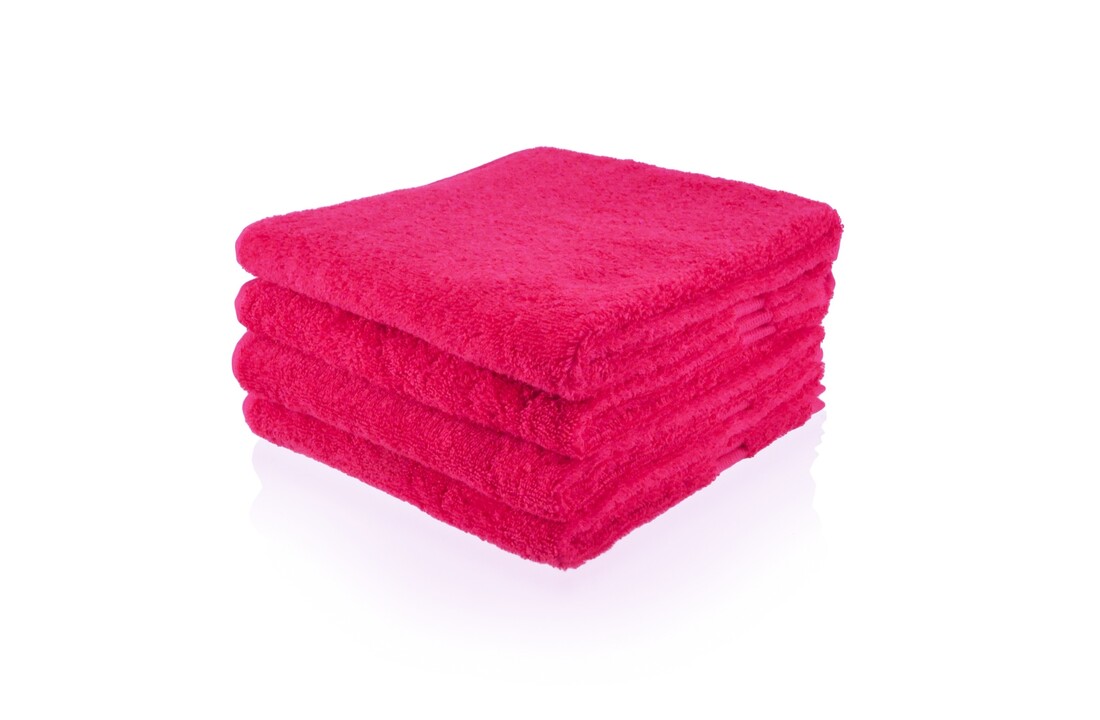 Fuchsia handdoek met naam naar keuze geborduurd